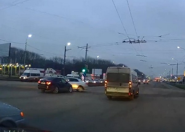 Момент ДТП на аварийноопасном перекрёстке в Рязани попал на видео
