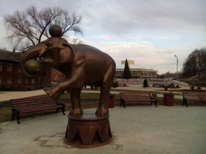 У цирка в Рязани установили фигуры слонов