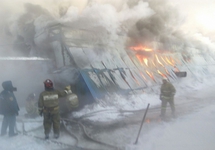 Пожарные на фабрике в Чернореченском. Фото: 54.mchs.gov.ru
