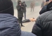 Тело Хамзата Баймурадова на площади Автуров. Кадр видео с youtube-канала Мовсара Эскерханова