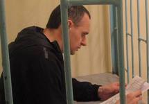 Олег Сенцов читает письмо в СИЗО, 2016. Фото с ФБ-страницы Татьяны Щур