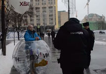 Акционист Пашин оштрафован на 10 тысяч рублей за перформанс на Лубянке