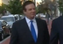 Пол Манафорт направляется в отдел ФБР. Кадр видео Reuters