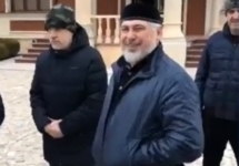 Шаа Турлаев (на переднем плане). Кадр видео с ВК-страницы Рамзана Кадырова