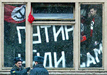 Акция нацболов в приемной президента 14.12.2004. Фото: nbp-info.ru