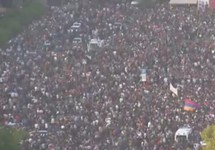 Демонстрация в Ереване, вечер 25.04.2018. Кадр трансляции "Радио Азатутюн"