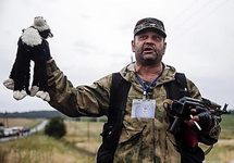 Боевик ДНР с игрушкой погибшего пассажира Boeing-777. Фото: news.pn