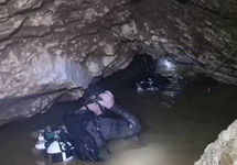 Водолазы в пещере Тхам Луанг. Кадр видео