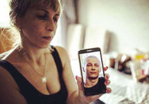 Татьяна Макарова показывает фото сына. Источник: ФБ-страница "Общественного вердикта"