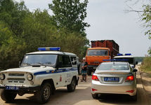 Машины полиции и мусоровозы у полигона Непейно. Фото с ВК-страницы "Полигон "Непейно". МЫ ПРОТИВ!"