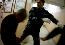Избиение в коридоре ИК-1. Кадр видео "Новой газеты"