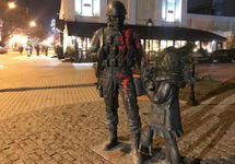 Крым: Сокуренко, обливший краской памятник оккупантам, отправлен в СИЗО